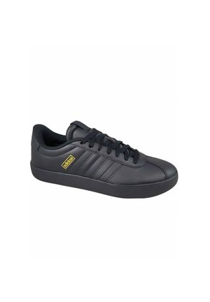 Scarpa sportiva nera in pelle con suola in gomma, dotata di tre strisce rialzate, punta tonda e lacci neri. Piccolo logo giallo sul lato.
