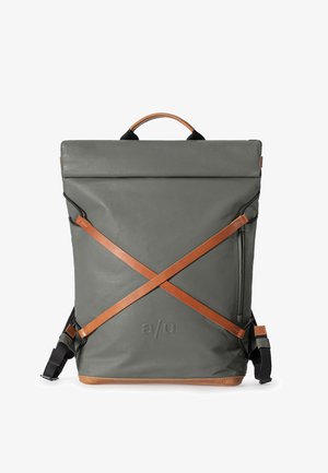 Grau roll-top Rucksack aus wasserfestem Material mit kontrastierenden braunen Lederakzenten, verstellbaren Riemen und einem X-förmigen Riemendesign.