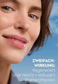 Nahaufnahme eines Gesichts mit glatter Haut, dezentem Make-up und leicht geöffneten Lippen, vor einem hellblauen Hintergrund. Der Text hebt die Vorteile des Produkts hervor.