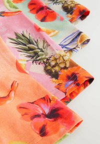 Vier bunte Stoffmuster mit floralen Mustern in Rosa, Orange und Grüntönen, die Texturen und lebendige Illustrationen präsentieren.