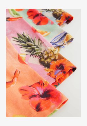 Quatre échantillons de tissu colorés avec des motifs floraux, présentant des teintes de rose, d'orange et de vert, mettant en valeur des textures et des illustrations vibrantes.