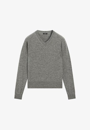 Herren-Pullover mit langen Ärmeln, grau, V-Ausschnitt, mit gerippten Bündchen und Saum, flach auf weißem Hintergrund liegend.