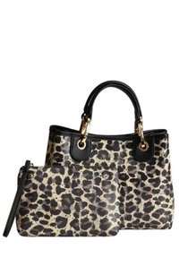 Leopardprint handtas set met een grotere tas met zwarte accenten en gouden hardware, vergezeld van een kleinere bijpassende tas.