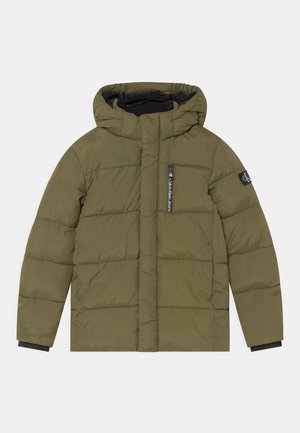 Veste d'hiver matelassée vert olive avec capuche, poche zippée sur la poitrine et écusson logo Calvin Klein Jeans sur la manche gauche.
