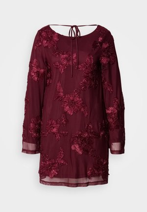 Robe bordeaux à manches longues, broderies florales, tissu transparent, encolure dégagée, et lien à nouer dans le dos. L'ourlet tombe au-dessus du genou.