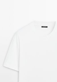 Wit T-shirt met korte mouwen en ronde hals, met een klein zwart label aan de binnenzijde van de kraag waarop de merknaam Massimo Dutti staat.