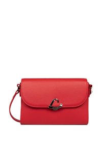 Borsa a tracolla rossa in pelle con finitura texture, forma rettangolare, chiusura a patta e dettaglio in hardware a forma di cuore argentato.