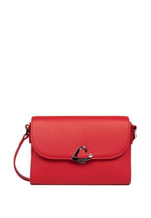 Borsa a tracolla rossa in pelle con finitura texture, forma rettangolare, chiusura a patta e dettaglio in hardware a forma di cuore argentato.