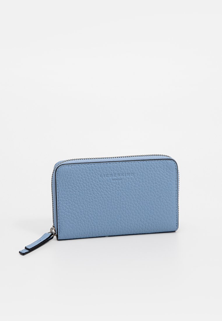 Helles blaues Lederportemonnaie mit strukturierten Oberflächen, Reißverschluss und einem kleinen Ziehband. Mit geprägtem Markennamen auf der Vorderseite.