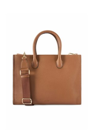 Brązowa torebka z fakturowanej skóry z dwoma zaokrąglonymi uchwytami oraz regulowanym paskiem na ramię z elementami w kolorze złotym.