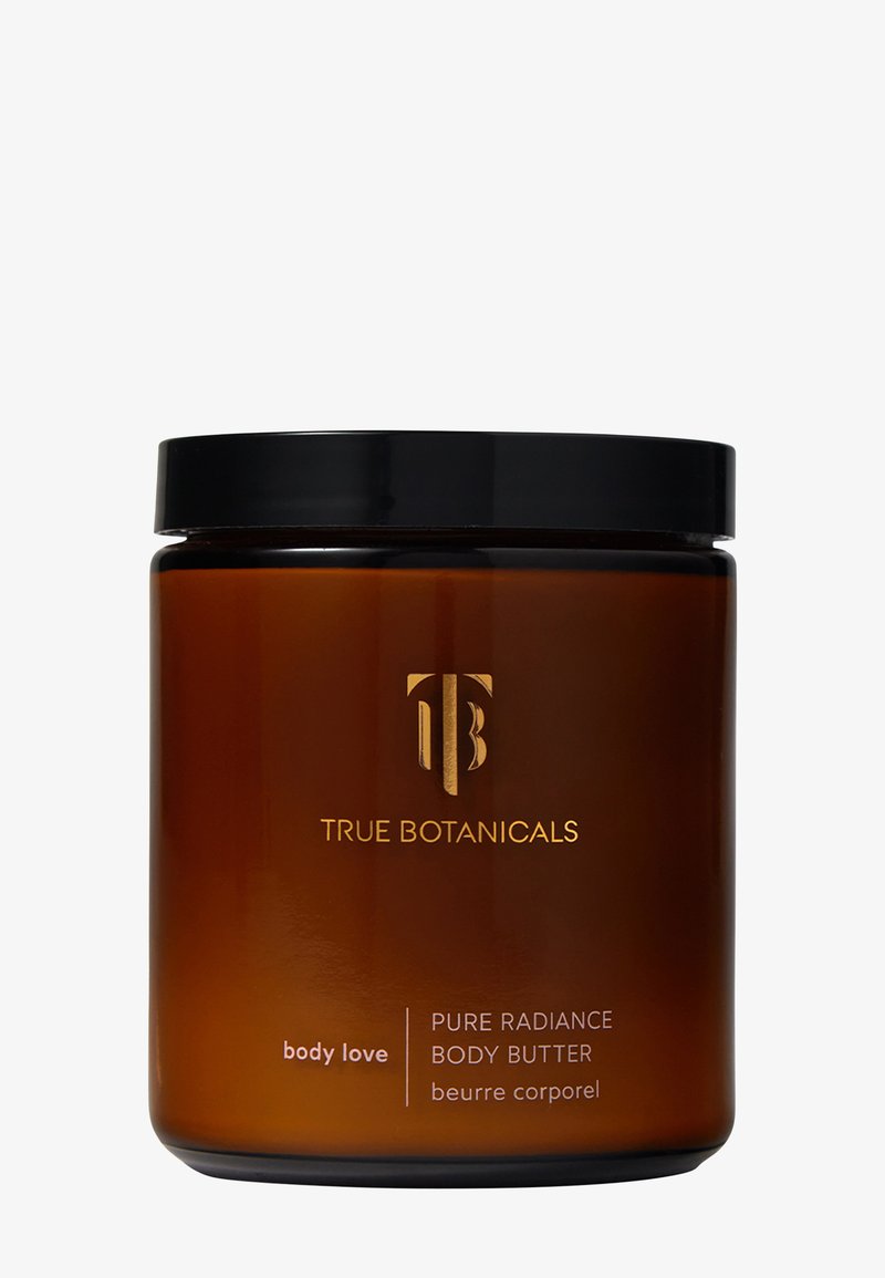 Bocal en verre ambré avec un couvercle noir. Logo doré en relief "TB" et texte "TRUE BOTANICALS" à l'avant. L'étiquette indique "BEURRE CORPOREL PURE RADIANCE".
