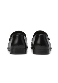 Loafers negri din piele cu o finisare netedă, vârf rotund și talpă joasă neagră. Prezintă un călcâi scurt, deschis și detalii subtile ale mărcii pe lateral.