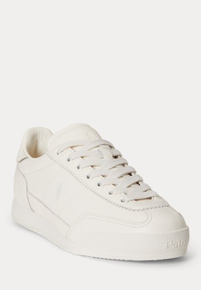 Λευκό δερμάτινο sneaker χαμηλού ύφους με λευκά κορδόνια, υφασμένο πέλμα και διακριτικό λογότυπο Polo στο πλάι και στη γλώσσα.