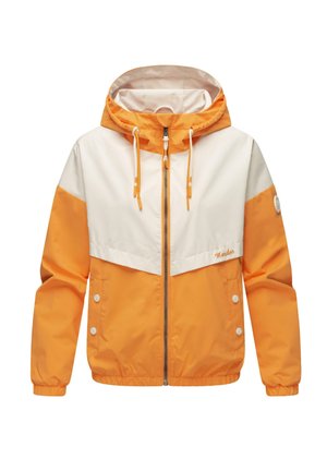 Veste coupe-vent orange et blanche avec fermeture éclair, capuche réglable, poignets élastiques et logo sur le devant, affichant un design bicolore.
