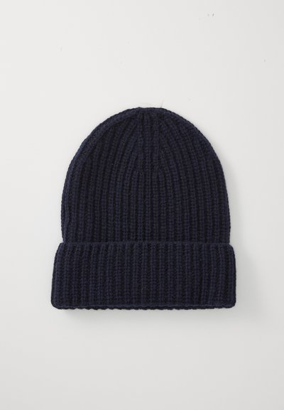 Căciulă tricotată navy cu textură în relief și margine îndoită. Fabricată dintr-un material moale și elastic pentru o potrivire confortabilă.