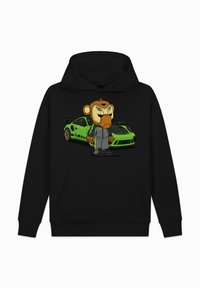 Zwarte hoodie met een cartoonfiguur met een leeuwenkop in een grijs outfit, naast een groene sportauto met zwarte accenten.