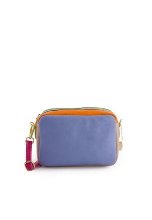 Lille rektangulær læder crossbody taske med blå front, orange topsektion, beige sider og aftagelig pink rem med guldlås.