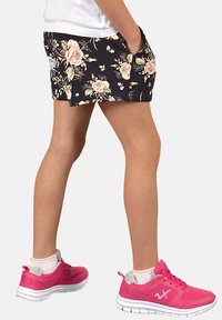 KMISSO Shorts - black