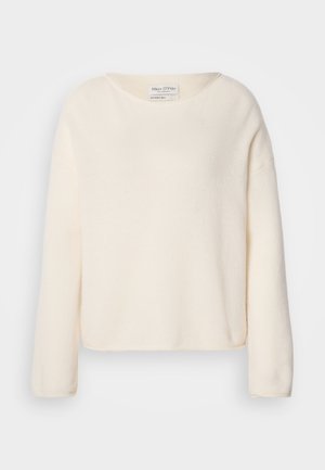 Suéter color crema con escote redondo, hombros caídos y mangas largas. Tela suave y texturizada con un ajuste ligeramente corto.