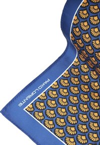 Jedwabna poszetka z niebieską bordiurą i wzorzystym wnętrzem z motywami muszli w kolorze złotym i czarnym. Zauważalne logo w rogu.