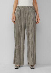 Lichte, geplooide broek in een gedempt groenachtig-grijze kleur. Beschikt over een elastische tailleband en een wijdvallend ontwerp. Soepele, vloeiende textuur.