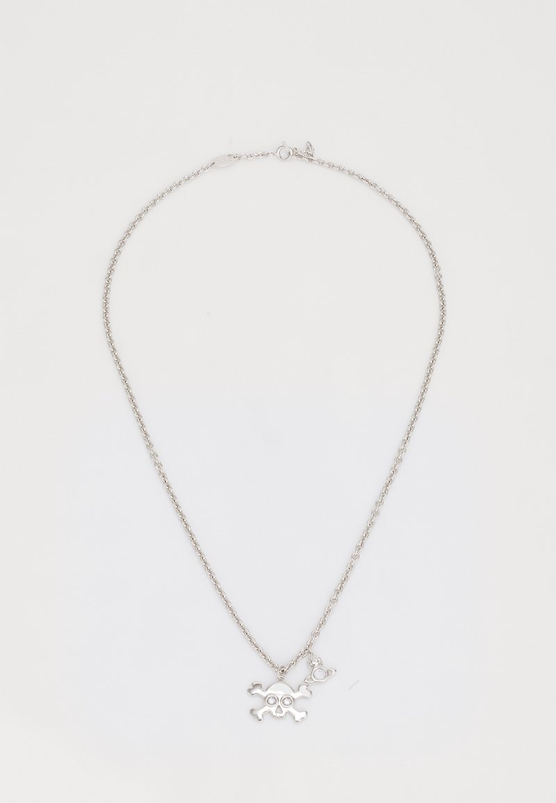 Hopeaketju, jossa on pääkallo ja ristiluu -riipus, varustettuna hummerilukolla ja herkkä, teksturoitu pinta.