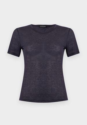 Lühikeste varrukatega, poolläbipaistev tumesinine ümarakaelusega T-särk, valmistatud kergest kangast, valge tausta ees.