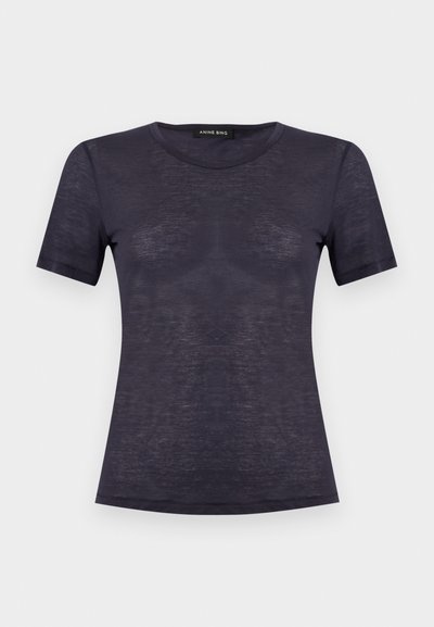 Donkerblauw, semi-transparant T-shirt met korte mouwen en een ronde hals, gemaakt van lichtgewicht stof, afgebeeld tegen een witte achtergrond.