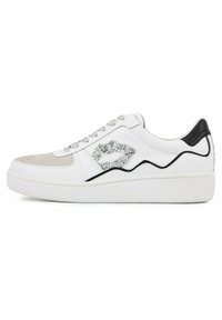 Baskets en cuir blanc avec des accents gris, un design étincelant en forme de lèvres et un bout texturé. Elles présentent une semelle épaisse blanche et des lacets gris.