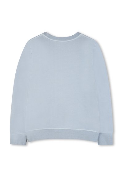 Μακρυμάνικο φούτερ ανοιχτό γαλάζιο, απλωμένο επίπεδα, παρουσιάζοντας την πίσω πλευρά με ριμπ μανσέτες, λαιμόκοψη και στρίφωμα σε λευκό φόντο.