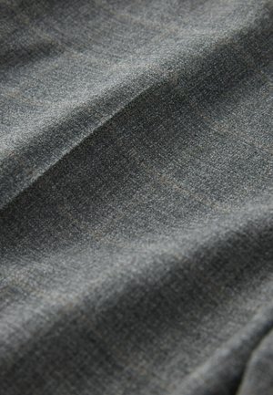 Grijze textiel met een subtiel ruitpatroon in lichtere tonen, met een licht gestructureerd oppervlak en een zachte, geweven uitstraling.