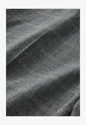 Textil gris con un sutil patrón de cuadros en tonos más claros, con una superficie ligeramente texturizada y una apariencia suave y tejida.