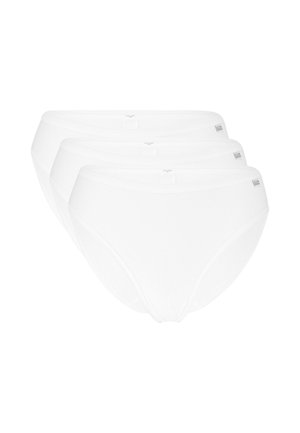 Drei weiße Baumwollslips im Brief-Stil übereinandergelegt, mit sichtbaren Etiketten am Bund, schlichtes Design.