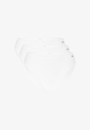 Drei weiße Baumwollslips im Brief-Stil übereinandergelegt, mit sichtbaren Etiketten am Bund, schlichtes Design.