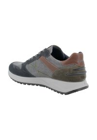 Sneaker in suede e pelle grigia con accenti verdi, tessuto testurizzato, suola intermedia bianca, suola in gomma e dettaglio in pelle marrone sul tallone.
