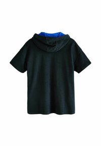 Schwarzer kurzärmeliger Hoodie aus weichem Stoff mit blauen Akzenten innen in der Kapuze, ausgestattet mit einer lockeren Passform und einer glatten Textur.
