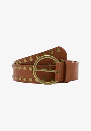 Cintura in pelle marrone con borchie rotonde in ottone e una grande fibbia rotonda in ottone, arrotolata su sfondo bianco.