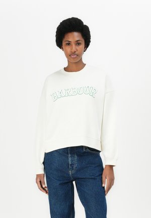 Weißer Sweatshirt mit gesticktem "BARBOUR" in grüner Farbe, abgerundetem Ausschnitt und geripptem Saum, kombiniert mit blauen Denim-Jeans.