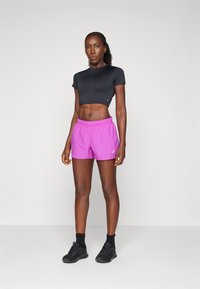 ASICS CORE SHORT - Calções desportivos - bold magenta