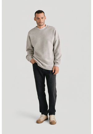 - Sweter