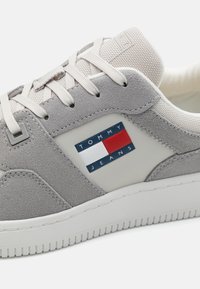 Tommy Jeans BASKET - Tenisice - granite road/stratus grey