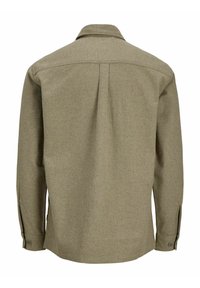 Oliven grønn flanellskjorte, lange ermer, knappe mansjett, bakfold, klassisk krage, ensfarget tekstur, skreddersydd passform, uformelt design.