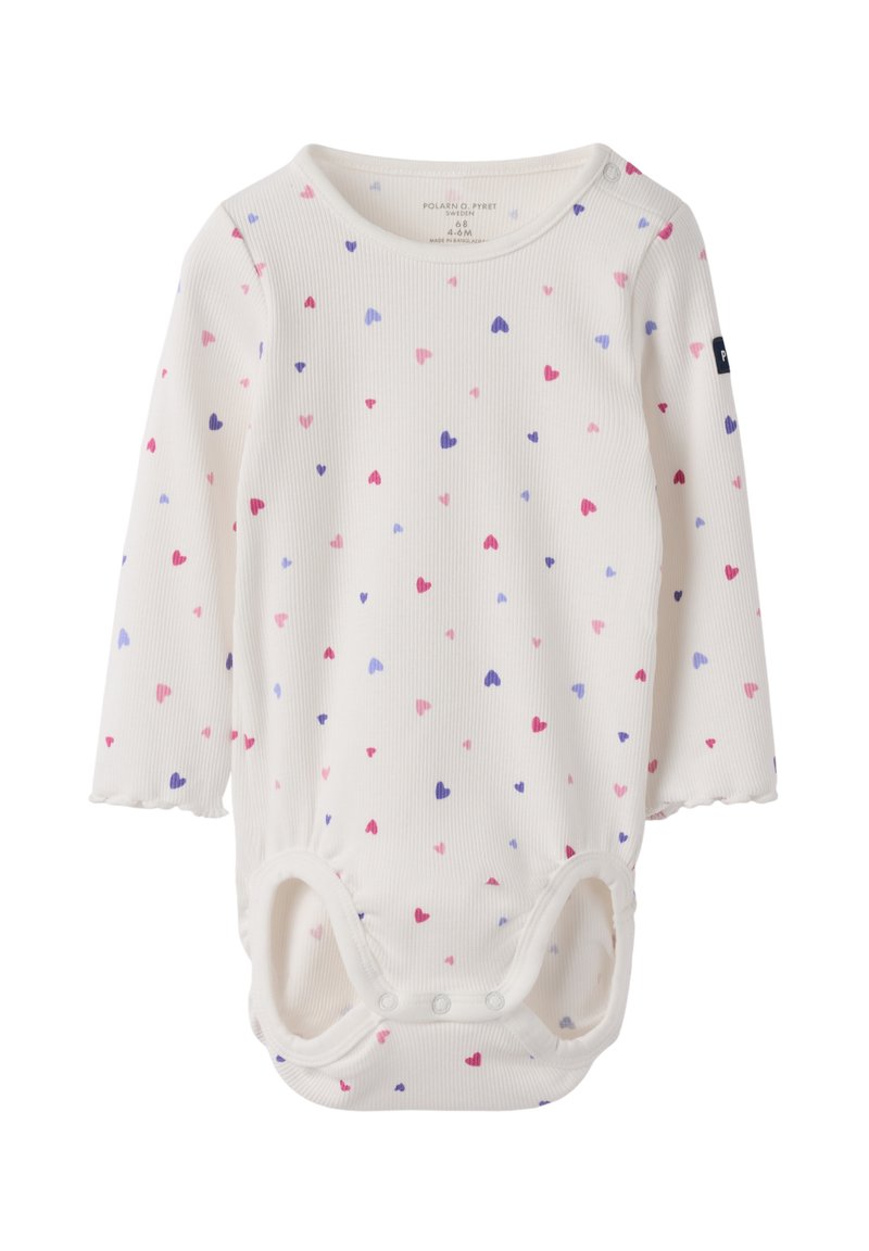 Witte geribbelde longsleeve bodysuit met een overal patroon van roze, paarse en blauwe harten. Beschikt over een drukknoopsluiting aan de onderkant.