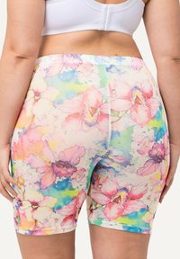 Korte broek met bloemenprint, kenmerkend door een multicolor ontwerp met roze en paarse bloemen op een lichte achtergrond; gemaakt van een rekbare, gladde stof.