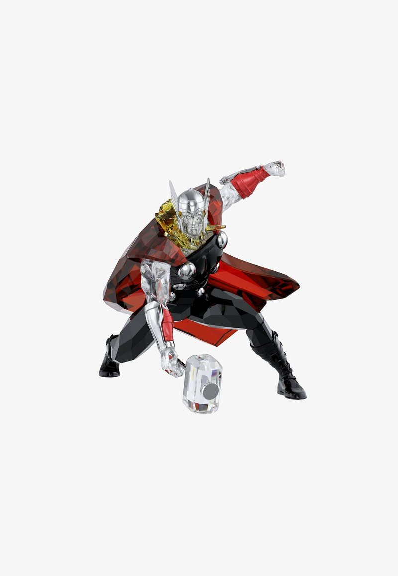 Figurina di cristallo di un eroe in argento metallico, rosso e giallo. Presenta forme angolari, un mantello e un martello trasparente. Finitura lucida.