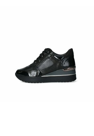 Sneaker nera con dettagli in vernice lucida e camoscio. Presenta una punta arrotondata, chiusura con lacci e un tacco basso a cuneo con dettagli metallici.