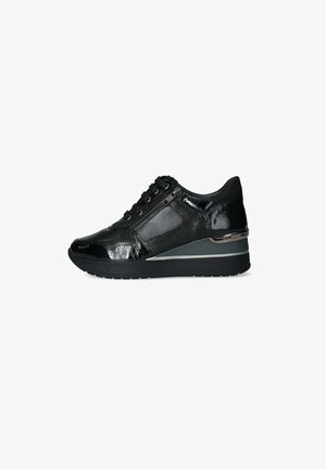 Sneaker nera con dettagli in vernice lucida e camoscio. Presenta una punta arrotondata, chiusura con lacci e un tacco basso a cuneo con dettagli metallici.
