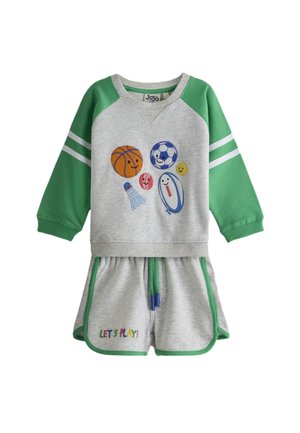 Grijs en groen sportoutfit voor kinderen met een longsleeve top met glimlachende sportballen en de tekst “LET’S PLAY!” op de korte broek.