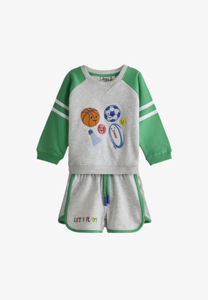 Grijs en groen sportoutfit voor kinderen met een longsleeve top met glimlachende sportballen en de tekst “LET’S PLAY!” op de korte broek.