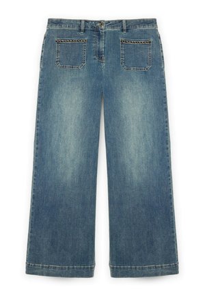 Jeans din denim cu picioare largi, de culoare albastru deschis, cu un finisaj uzat, având două buzunare la spate și închidere cu nasture. Design durabil și casual.